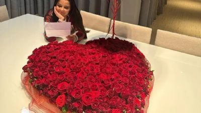 Cantora faz mist�rio ao ganhar arranjo gigante de rosas