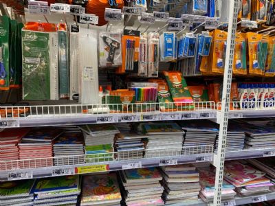 Atacarejo oferece economia e praticidade nas compras de materiais escolares