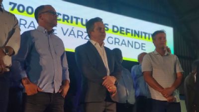 Governador entrega escrituras definitivas para popula��o de VG