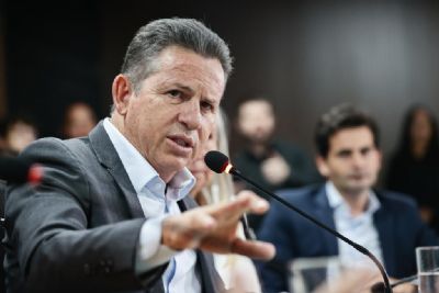 Mauro Mendes manda projeto para proibir uso de celular em sala de aula pelos alunos