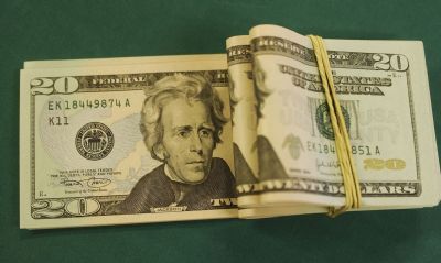 D�lar fecha no maior n�vel em 45 dias com tens�es entre EUA e China