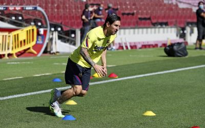 Messi volta a treinar com o grupo, e t�cnico diz que ele est� em 
