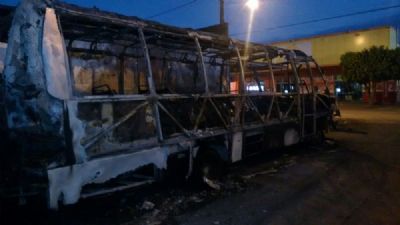 Casal p�e fogo em micro-�nibus da PM ap�s ter moto apreendida por policiais