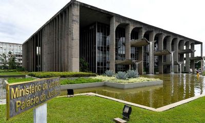 Minist�rio da Justi�a compartilha dossi� com STF e PGR