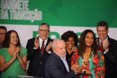 Lula anuncia 16 ministros do futuro governo