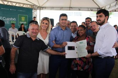 Dr F�bio e Altos da Serra recebem 2 mil t�tulos e comemoram anivers�rio de Cuiab�