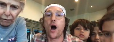 Matthew McConaughey apresenta bingo virtual para idosos ao lado da m�e