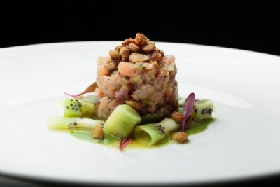 Tartare de atum com creme de lentilha e espinafre de kiwi fresco do chef Moacir Santana