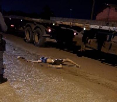 Motociclista bate em caminh�o estacionado e morre