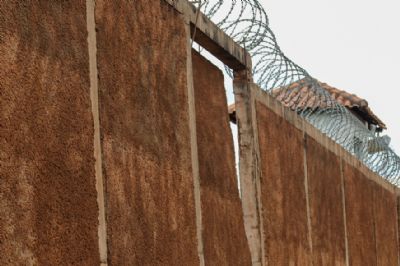 Muro do Centro de Cust�dia cai; estrutura tinha rachaduras