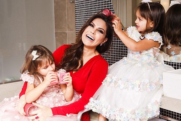 Nat�lia Guimar�es se diverte em ensaio com g�meas: 