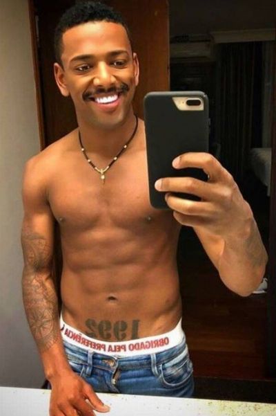 Nego do Borel volta a exibir o tanquinho, mas seus dentes superbrancos que impressionam