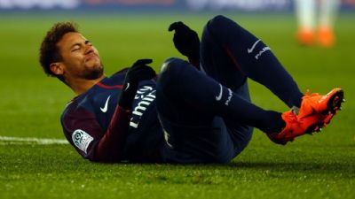 Neymar fratura novamente dedinho do p� direito, diz jornal franc�s