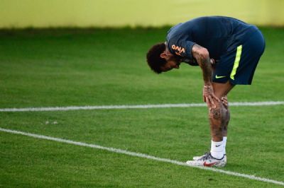 Exame descarta les�o grave no joelho de Neymar, mas atacante segue em observa��o