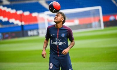 Barcelona ret�m documentos de Neymar, e estreia pode ser adiada