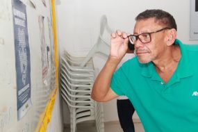 Moradores em situa��o de rua recebem �culos de grau