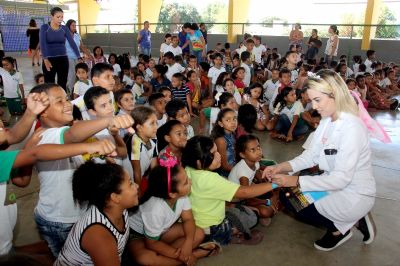 Parceria com estudantes de odontologia leva servi�os de sa�de bucal �s crian�as do Pedra 90