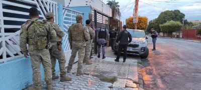 Pol�cia faz megaopera��o contra o tr�fico no Tijucal