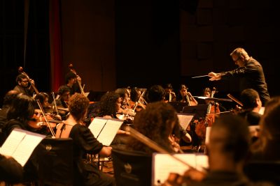 ​Cine Teatro recebe shows de humor, apresenta��o cultural e concerto da Orquestra CirandaMundo