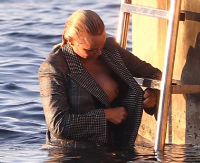Ops! Pamela Anderson deixa seio � mostra durante ajeitadinha em ensaio