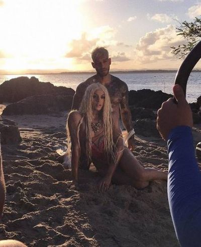 Pablo Vittar grava clipe com Lucas Lucco na Bahia