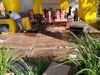 Palco com autoridades cede durante comemora��o do anivers�rio de Alta Floresta (MT)