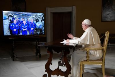 Papa fala com tripula��o da Esta��o Espacial sobre o lugar do homem no universo