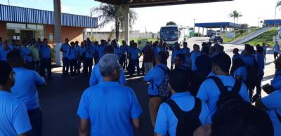 Funcion�rios do transporte coletivo alegam atraso salarial e fazem paralisa��o em Cuiab� e V�rzea Grande