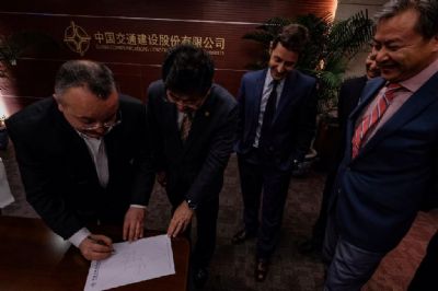 Pedro Taques se re�ne com maior empresa de constru��o civil da �sia em Beijing