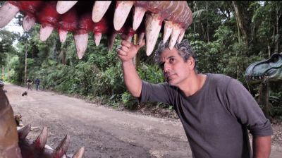 Escultor cria parque dos dinossauros na propriedade onde mora: 'Materializar o imagin�rio'