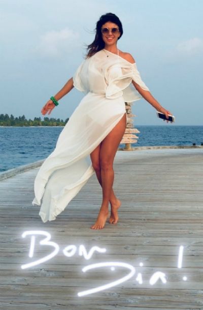 De f�rias nas Maldivas, Paula Fernandes d� bom dia em visual paradis�aco