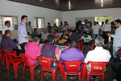 Prefeito se re�ne com lideran�as comunit�rias e refor�a meta de executar 600 km de pavimenta��o
