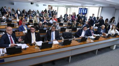 ​CCJ do Senado aprova PEC que limita poderes do STF