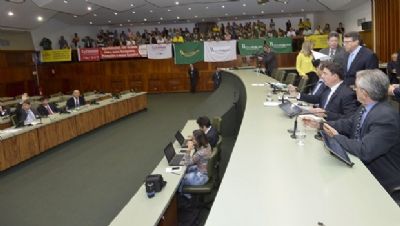 Deputados aprovam PEC do Teto em primeira vota��o na AL