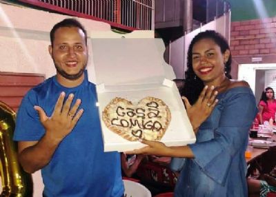 Homem surpreende namorada com pedido de casamento em pizza de cora��o