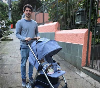 Pedro Neschling mostra o rostinho da filha em passeio no Rio
