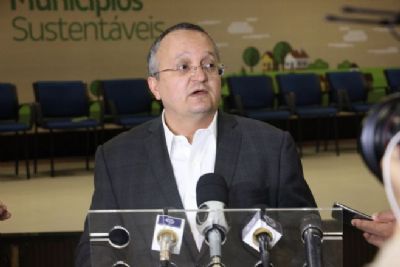 Taques anuncia quatro novos secret�rios e sai de f�rias
