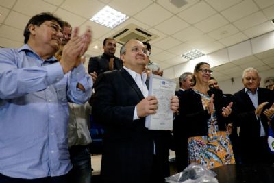 Governador entrega t�tulos de regulariza��o fundi�ria e assina Termo de Coopera��o