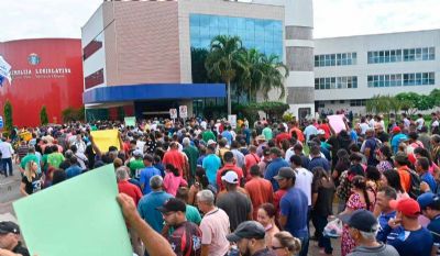 ​Pescadores marcham da ALMT ao Paiagu�s para pressionar sobre 