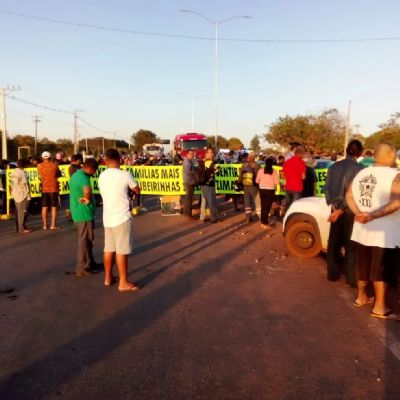 ​Ap�s quase seis horas, pescadores encerram manifesta��o e liberam rodovia