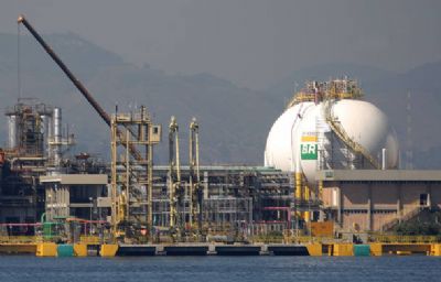 Petrobras reduz amanh� pre�os da gasolina e diesel nas refinarias