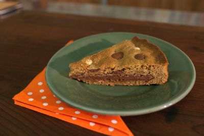 Torta de cookie recheada com creme de avel�