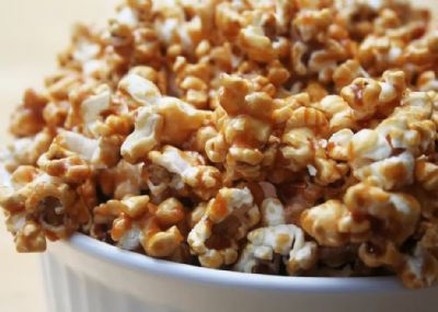 Apenas 3 passos: receita de pipoca doce bem f�cil de fazer