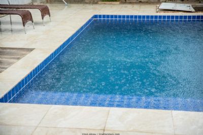 ​Homem pula em piscina de balne�rio bate cabe�a e morre
