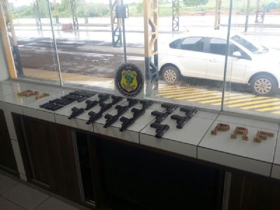Mulheres s�o presas com 18 pistolas em fundo falso de bagagens dentro de �nibus