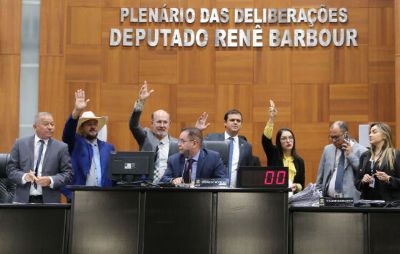 ​Deputados aprovam cria��o de escolas c�vico-militares em MT