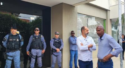 PM cerca a Secretaria de Sa�de de Cuiab�, servidores dispensados e computadores recolhido