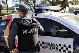 Dupla rende professoras e fogem levando um ve�culo