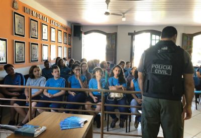 Pol�cia Comunit�ria realiza palestra para mais de 70 estudantes em Chapada dos Guimar�es