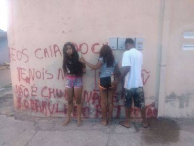 PM prende mulher de 35 anos e adolescentes por apologia ao Comando Vermelho